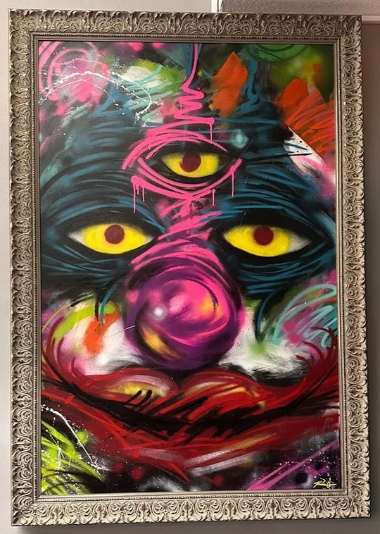 Karaktärsporträtt i expressiv stil — svart mask, gula ögon, neon-detaljer. Energirik linjeföring och färgklang.